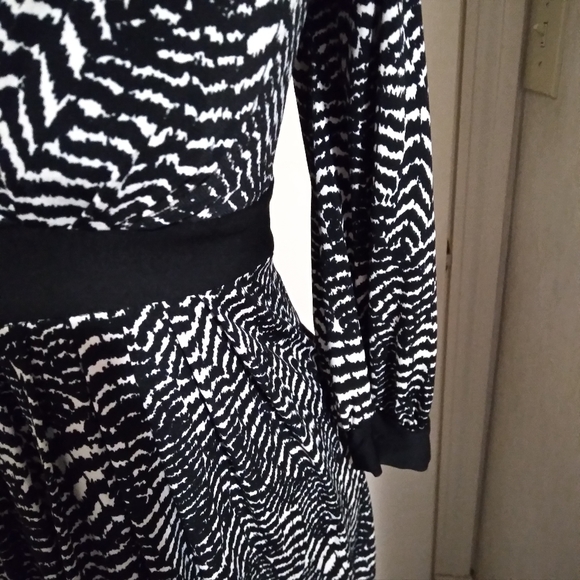 Maggy London Petites Long Sleeve Midi Dress - Picture 3 of 7